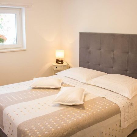 Apartment Verica In Duce - 20 Meters From The Beach Dugi Rat Kültér fotó