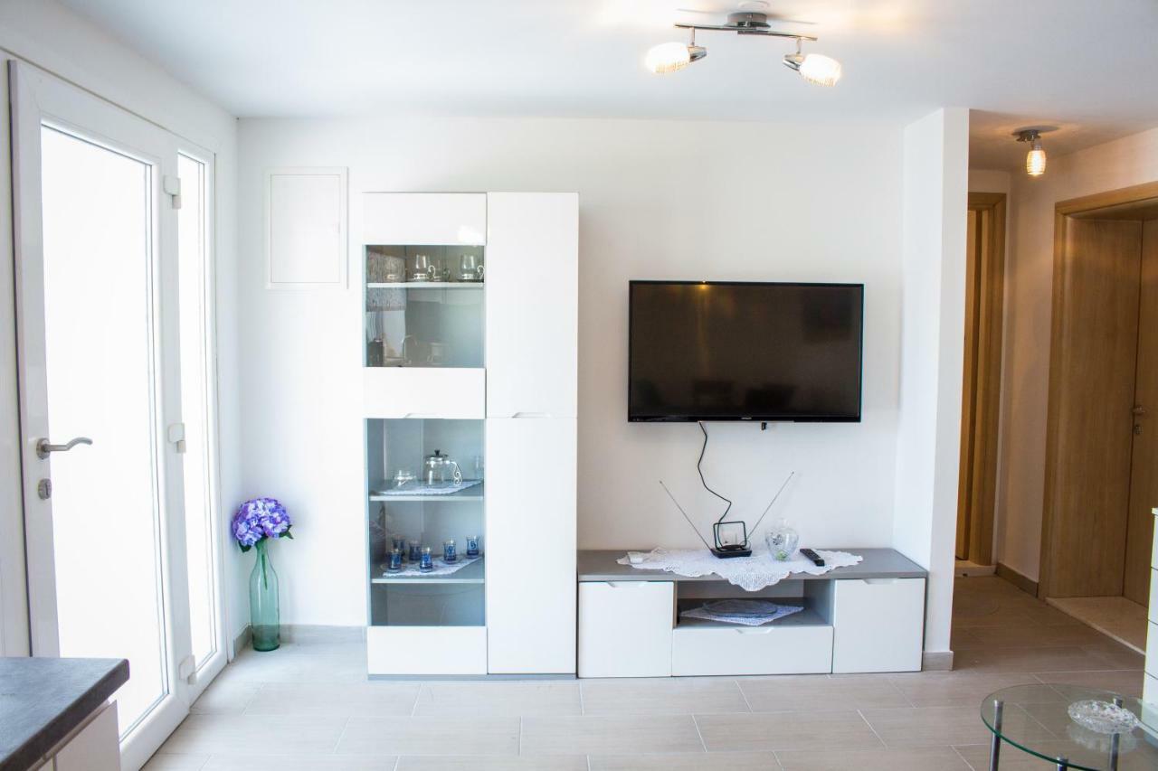 Apartment Verica In Duce - 20 Meters From The Beach Dugi Rat Kültér fotó
